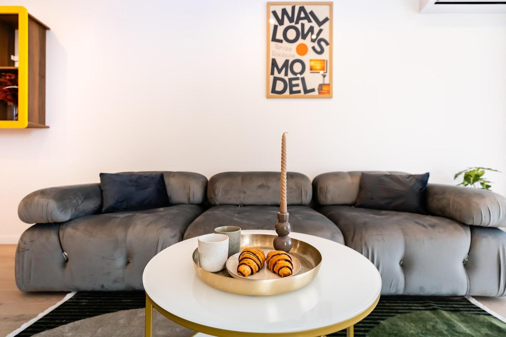 Roots One - Lakeview Escape With Balcony & Parking Appartamento