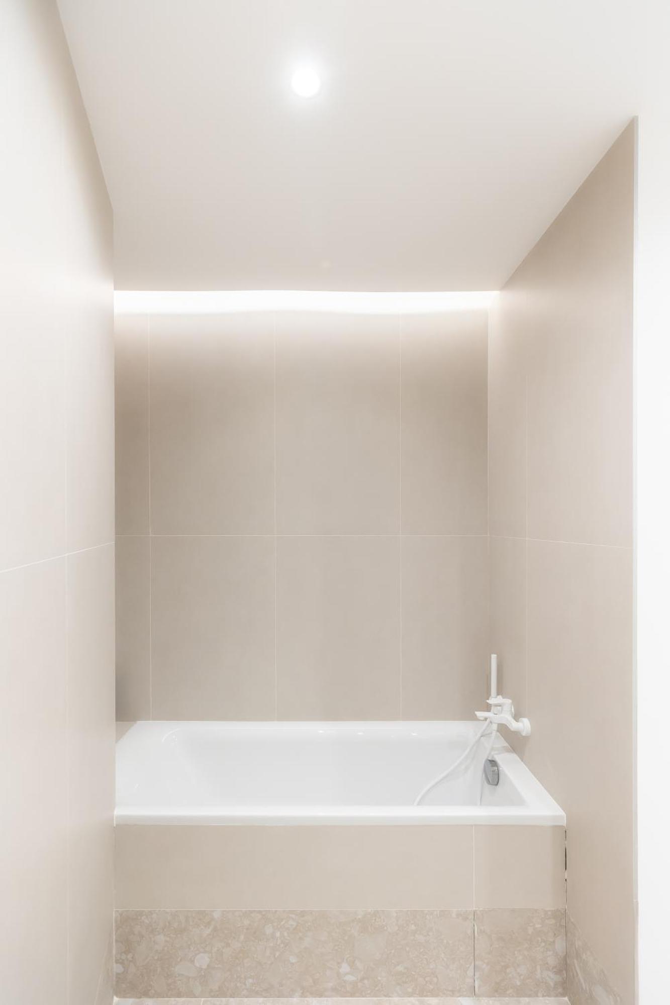 Roots One - Lakeview Escape With Balcony & Parking Appartamento *