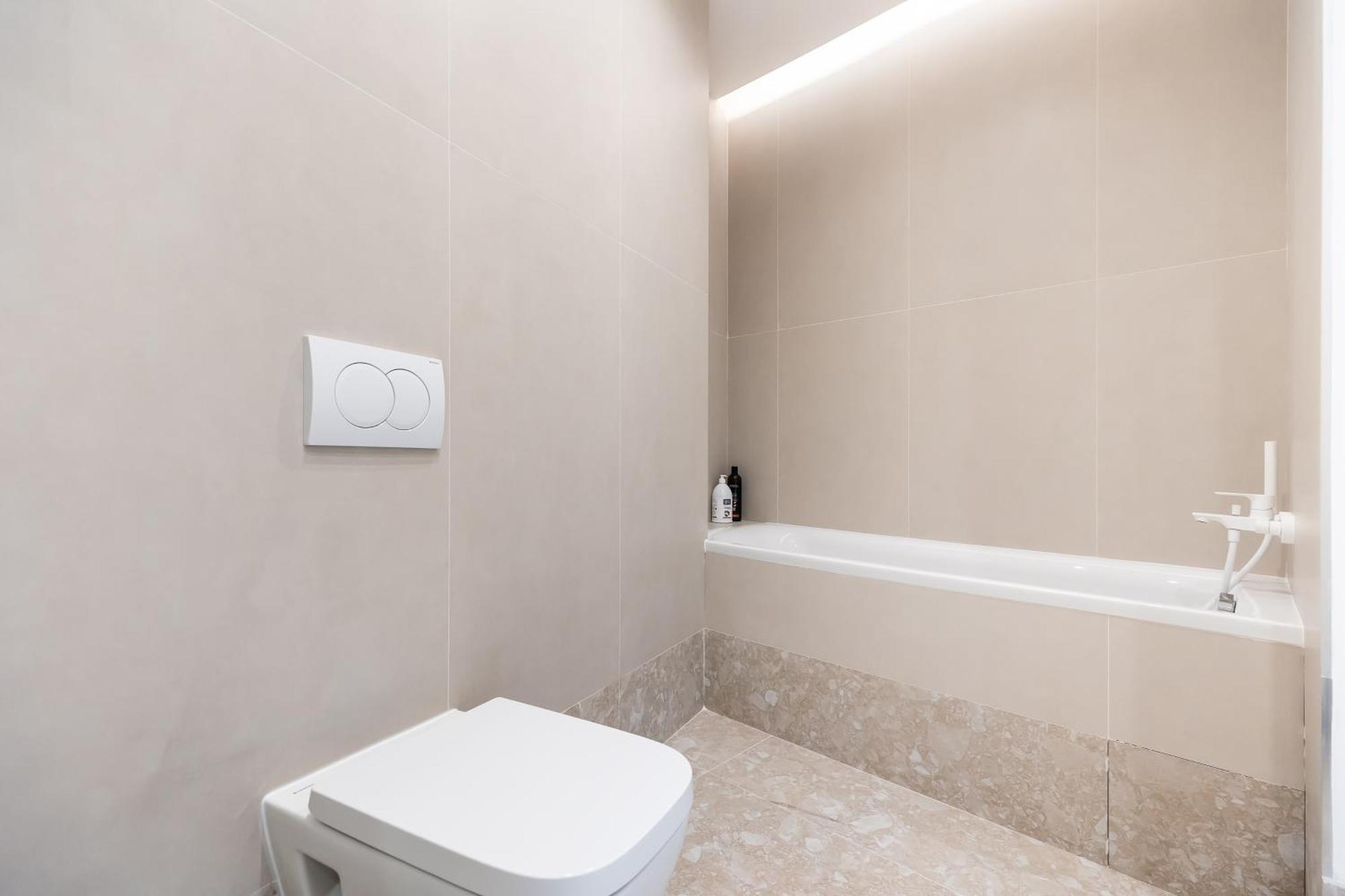Roots One - Lakeview Escape With Balcony & Parking Appartamento