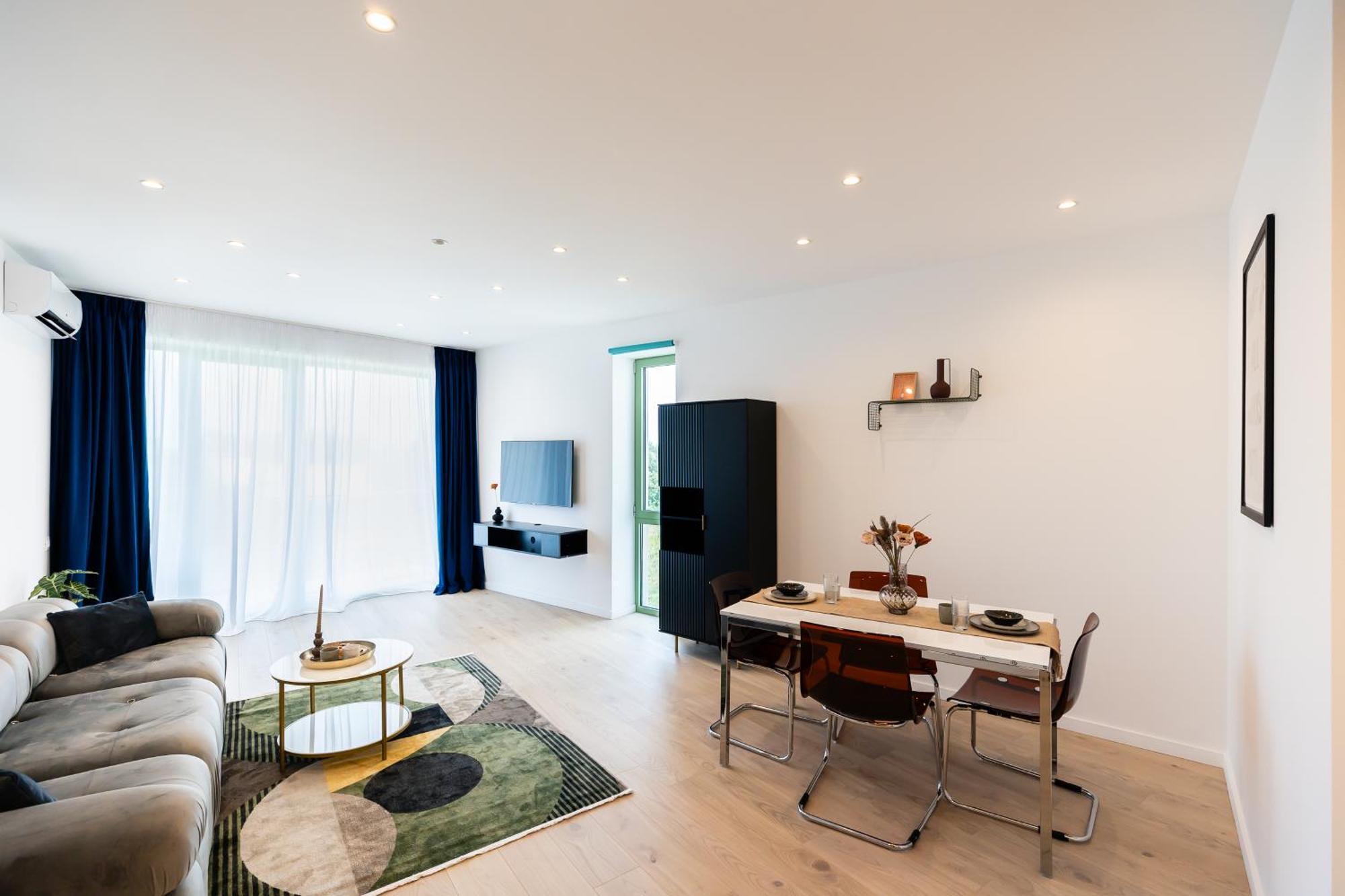 Appartamento Roots One - Lakeview Escape With Balcony & Parking Bucarest