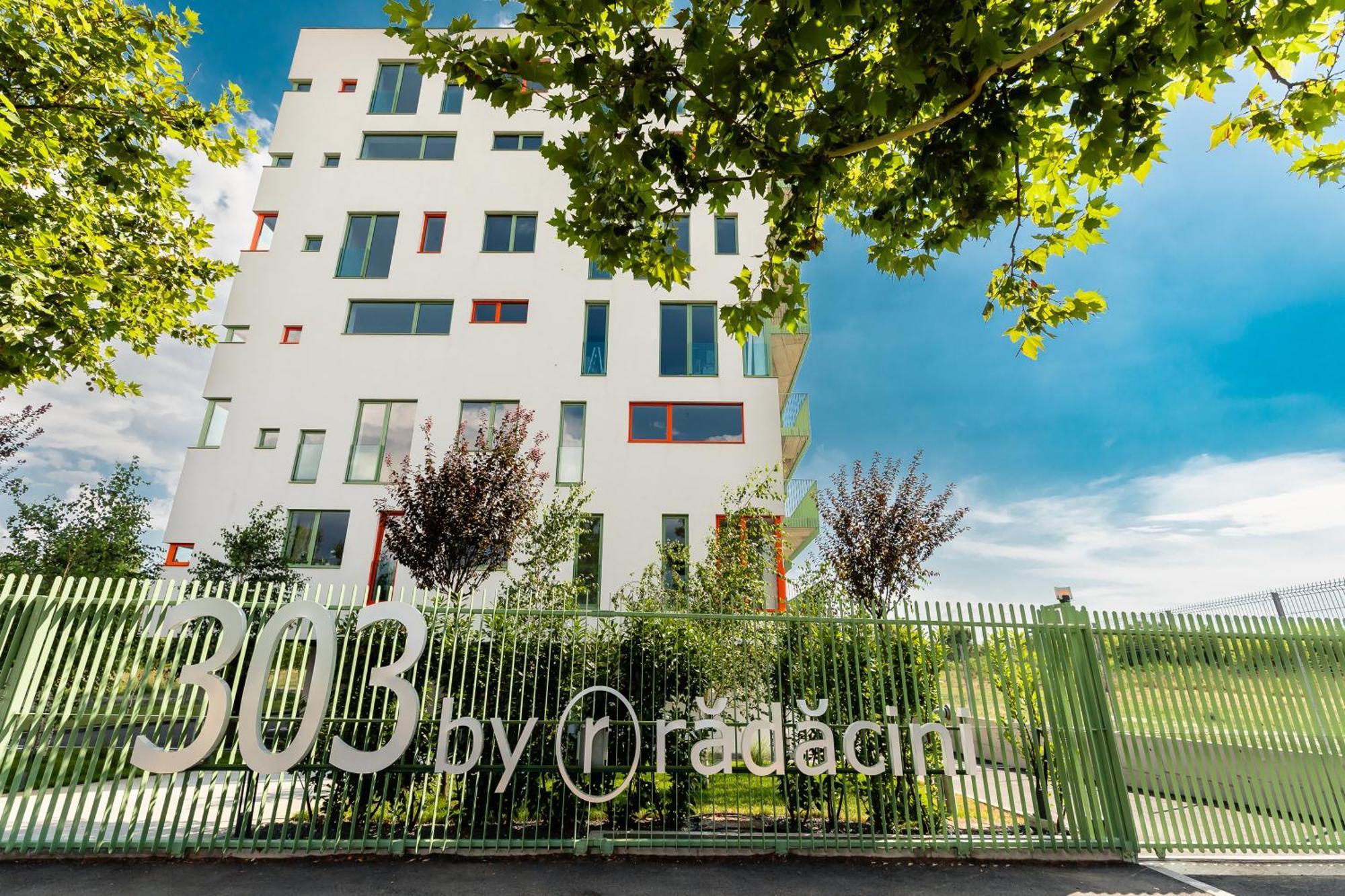 Roots One - Lakeview Escape With Balcony & Parking Appartamento